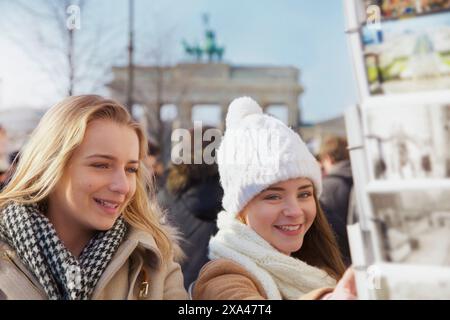 Mädchen im Teenageralter Surfen Postkarten, Berlin, Deutschland Stockfoto