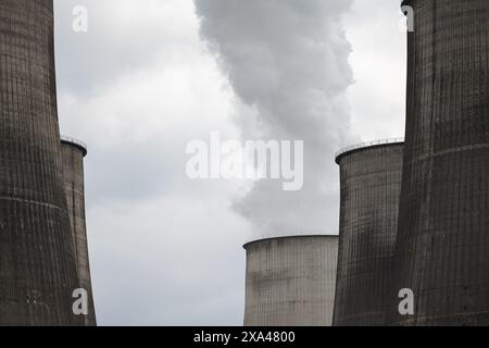 Boxberg, Deutschland. Juni 2024. Aufsteigende Dampfwolken auf einem der Kühltürme des Kraftwerks Boxberg, aufgenommen bei einem Besuch von EU-Kommissar Ferreira und Staatsminister Dulig. Sie übergeben Finanzierungsbeschlüsse aus dem EU-Fonds für einen gerechten Übergang für die Entwicklung einer regionalen Wasserstoffwirtschaft und einer nachhaltigen Energieversorgung. Quelle: Paul Glaser/dpa/Alamy Live News Stockfoto