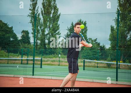 Man spielt Tennis Stockfoto