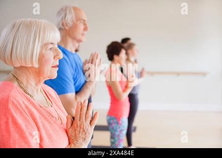 Menschen, die Yoga im Yoga-Studio praktizieren Stockfoto