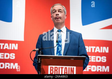 London, Großbritannien. Juni 2024. Nigel Farage spricht auf einer Pressekonferenz in der Glaciers Hall in London. Farage kündigte seine Absicht an, als Parlamentsabgeordneter im Wahlkreis Clacton gewählt zu werden, während er auch für die nächsten fünf Jahre als Leader of Reform UK zurückkehrte. (Foto: Tejas Sandhu/SOPA Images/SIPA USA) Credit: SIPA USA/Alamy Live News Stockfoto