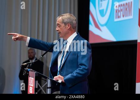 London, Großbritannien. Juni 2024. Nigel Farage spricht auf einer Pressekonferenz in der Glaciers Hall in London. Farage kündigte seine Absicht an, als Parlamentsabgeordneter im Wahlkreis Clacton gewählt zu werden, während er auch für die nächsten fünf Jahre als Leader of Reform UK zurückkehrte. (Foto: Tejas Sandhu/SOPA Images/SIPA USA) Credit: SIPA USA/Alamy Live News Stockfoto