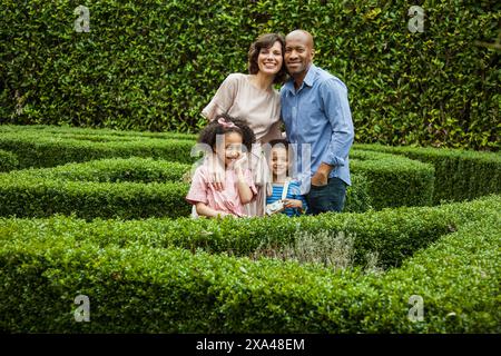 Familienporträt im Garten lächelnd Stockfoto