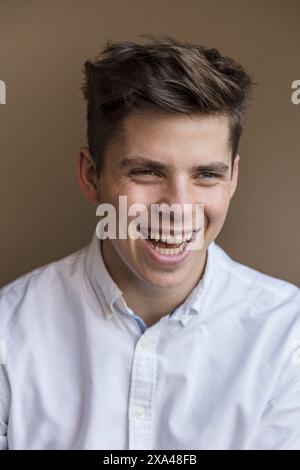 Porträt des jungen erwachsenen Mannes lächelnd Stockfoto