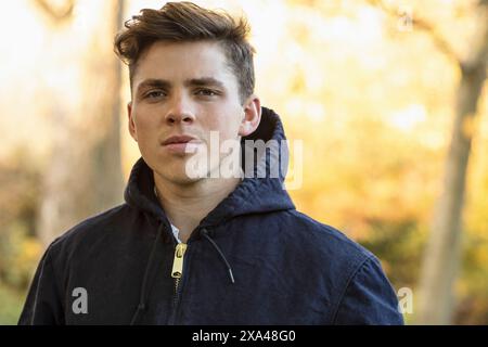 Porträt des jungen Erwachsenen Mann Stockfoto