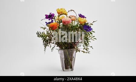 Schöner mehrfarbiger Blumenstrauß in der Vase auf weißem Hintergrund Stockfoto