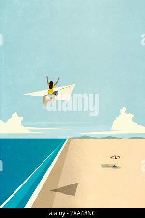 Sorglose Frau, die Urlaub genießt, mit einem Papierflugzeug über den sonnigen Strand am Meer fliegt Stockfoto