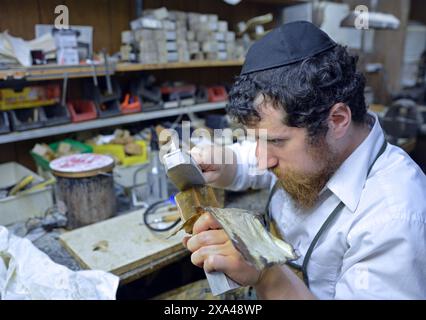 Ein Meister macht Tefillin in seiner Werkstatt. In Brooklyn, New York. Stockfoto