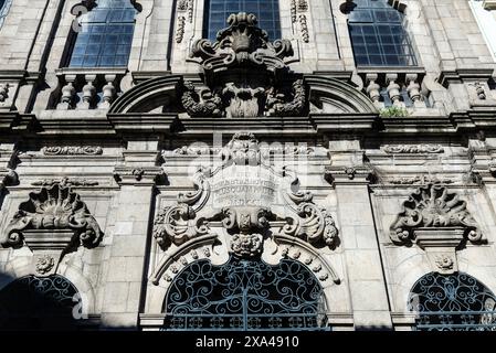 Fassade der Misericordia-Kirche im Barock- und Manierismus-Stil in Porto oder Porto, Portugal Stockfoto