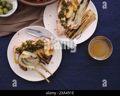 Blick auf das Stillleben von oben gesundes Essen mit gegrilltem Lachs und Lauch und Kombucha Stockfoto