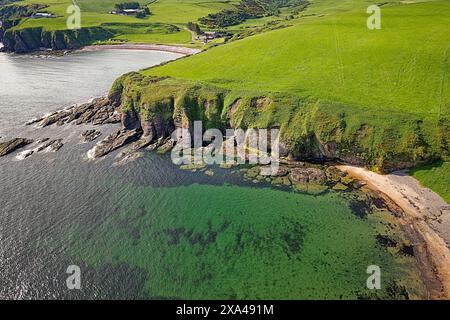 Cullykhan Beach und Bay Aberdeenshire kleiner Sandstrand und Blick über Klippen in Richtung Mill Shore Beach Stockfoto