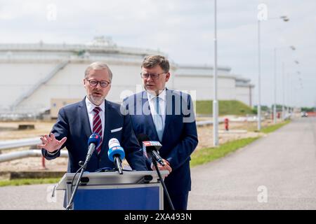 Nelahozeves, Tschechische Republik. Juni 2024. Der tschechische Premierminister Petr Fiala (links) und Finanzminister Zbynek Stanjura (rechts) halten am 4. Juni 2024 in Nelahozeves (Tschechische Republik) die Pressekonferenz zum Ausbau der italienischen Tal-Pipeline. Tschechien werde spätestens Mitte nächsten Jahres seine Abhängigkeit von russischem Öl beseitigen, sagte Premierminister Fiala und fügte hinzu, dass er die Aufhebung der Befreiung für russische Ölimporte beantragen wolle, sobald das Projekt zur Erweiterung der Tal-Pipeline abgeschlossen sei. Quelle: Ondrej Deml/CTK Photo/Alamy Live News Stockfoto