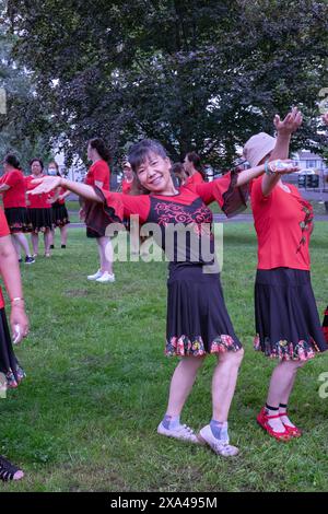 Posiertes Foto einer anmutigen chinesischen amerikanischen Tänzerin im Mittelalter. In Kissena Park, Flushing, Queens, New York City. Stockfoto