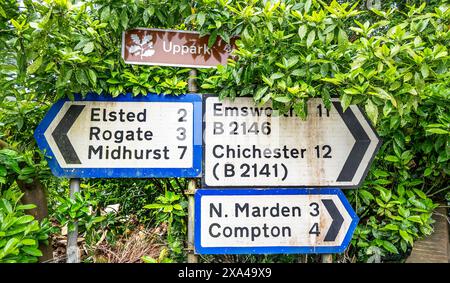 Wegweiser in South Harting zu den nahe gelegenen Städten und Dörfern in Hampshire und West Sussex. Stockfoto