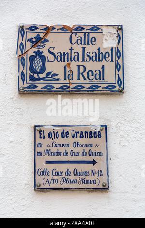 Granada, Spanien - 22. Februar 2022: Traditionelles Straßenschild aus glasierter Keramik für die historische Stadt Granada in Andalusien. calle Santa Isabel la R. Stockfoto