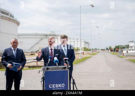 Nelahozeves, Tschechische Republik. Juni 2024. Der tschechische Industrie- und Handelsminister Jozef Sikela (links), Premierminister Petr Fiala (Mitte) und Finanzminister Zbynek Stanjura (rechts) halten am 4. Juni 2024 in Nelahozeves (Tschechische Republik) die Pressekonferenz zum Ausbau der italienischen Tal-Pipeline. Tschechien werde spätestens Mitte nächsten Jahres seine Abhängigkeit von russischem Öl beseitigen, sagte Premierminister Fiala und fügte hinzu, dass er die Aufhebung der Befreiung für russische Ölimporte beantragen wolle, sobald das Projekt zur Erweiterung der Tal-Pipeline abgeschlossen sei. Quelle: Ondrej Deml/CTK Photo/Alamy Live News Stockfoto