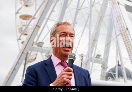 London, Großbritannien. Juni 2024. Nigel Farage besucht Clacton on Sea zu seinem ersten Besuch als Wahlkandidat. Der neue Reformführer kündigte gestern an, dass er bei den Wahlen als Kandidat für die Reformpartei in Clacton on Sea kandidieren wird. Quelle: Mark Thomas/Alamy Live News Stockfoto