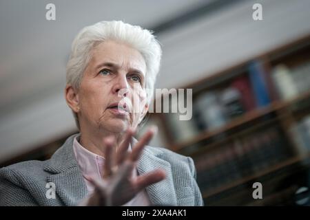 Berlin, Deutschland. Juni 2024. Marie-Agnes Strack-Zimmermann spricht in einem Interview mit Journalisten der Deutschen Presse-Agentur. Quelle: Kay Nietfeld/dpa/Alamy Live News Stockfoto