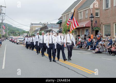 Männer und Frauen der Freiwilligen Feuerwehr Chappaqua marschieren 2024 zur Memorial Day Parade in Chappaqua, Westchester, New York. Stockfoto