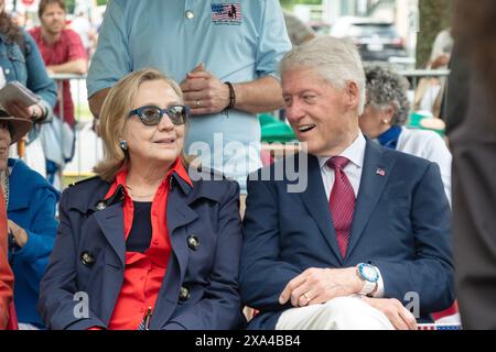 Die ehemalige Faustfamilie Bill & Hillary Clinton haben am Ende der Chappaqua Memorial Day Parade 2024 ein Gespräch geführt. Stockfoto