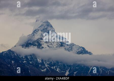 Die Berge Annapurna South, Mardi Himal und Machapuchare besteigen die Schneegipfel im Himalaya-Gebirge, Nepal. Malerische wunderschöne Berglandschaft auf dem Trekki Stockfoto