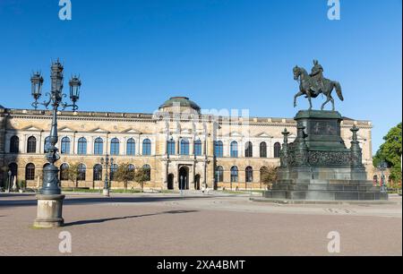 Sempergalerie des Zwingers mit Theaterplatz und König-Johann-Denkmal, Dresden, Sachsen, Deutschland *** Zwingers Sempergalerie mit Theaterplatz und Stockfoto