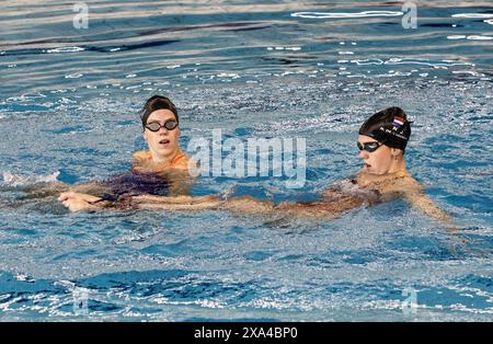 HOOFDDORP: Synchronisierte Schwimmer Bregje und Noortje de Brouwer während des Wassertrainings im King Willem-Alexander Sportkomplex. Die Zwillinge haben sich für die Olympischen Spiele in Paris qualifiziert. ANP EVA-PLOVER. Quelle: ANP/Alamy Live News Stockfoto