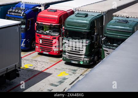 28. Mai 2024, HOOK OF HOLLAND - Trucks auf der Stena Line Brittanica in Richtung Harwich. ANP / Hollandse Hoogte / Tobias Kleuver niederlande aus - belgien aus Stockfoto