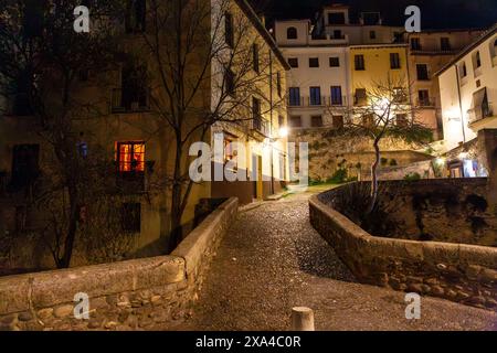 Granada, Spanien – 26. Februar 2022: Steinbrücke und traditionelle maurische spanische Architektur rund um den Fluss Darro, Granada, Spanien. Stockfoto