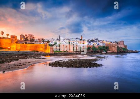 Rabat, Marokko. Die Kasbah der Udayas-Festung an der Atlantikküste. Blick auf den farbigen Sonnenuntergang. Stockfoto