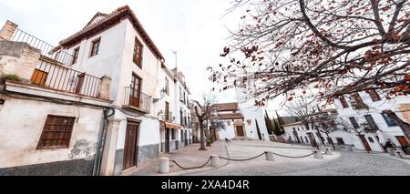 Granada, Spanien - 26. Februar 2022: Das Mirador de San Nicolss ist der berühmteste Aussichtspunkt in Granada und bietet ein Stadtpanorama von oben. Stockfoto