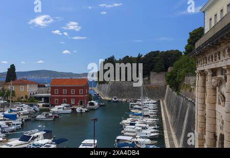Foto von einem sonnigen Sommertag im Yachthafen im alten historischen Zentrum von Zadar, Kroatien Stockfoto