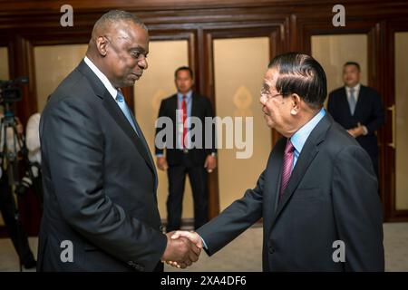 Phnom Penh, Kambodscha. Juni 2024. US-Verteidigungsminister Lloyd Austin, links, wird vom kambodschanischen Senat Hun Sen, rechts, begrüßt, bevor am 4. Juni 2024 ein bilaterales Treffen im Gebäude der Nationalversammlung in Phnom Penh, Kambodscha beginnt. Quelle: Chad McNeeley/DOD Photo/Alamy Live News Stockfoto