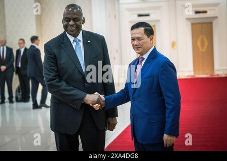 Phnom Penh, Kambodscha. Juni 2024. US-Verteidigungsminister Lloyd Austin, links, wird vom kambodschanischen Premierminister Hun Manet, rechts, begrüßt, bevor am 4. Juni 2024 ein bilaterales Treffen im Friedenspalast in Phnom Penh, Kambodscha beginnt. Quelle: Chad McNeeley/DOD Photo/Alamy Live News Stockfoto