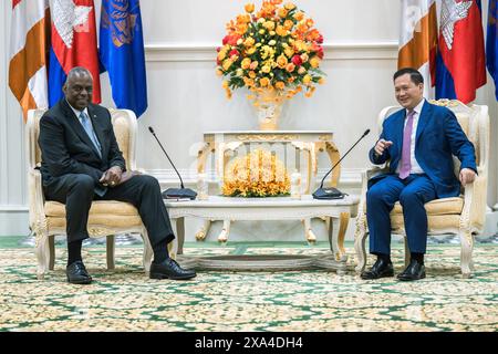 Phnom Penh, Kambodscha. Juni 2024. US-Verteidigungsminister Lloyd Austin, links, vor Beginn eines bilateralen Treffens mit dem kambodschanischen Premierminister Hun Manet, rechts, im Friedenspalast, 4. Juni 2024 in Phnom Penh, Kambodscha. Quelle: Chad McNeeley/DOD Photo/Alamy Live News Stockfoto