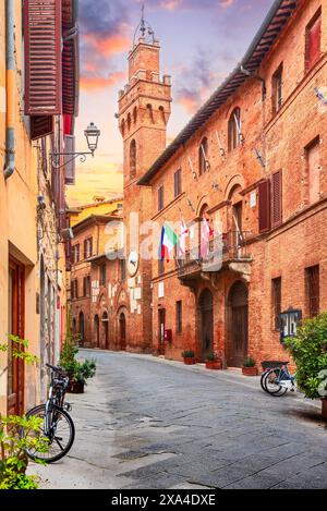 Buonconvento, Italien. Typische mittelalterliche toskanische Stadt in der Provinz Siena, Toskana. Stockfoto