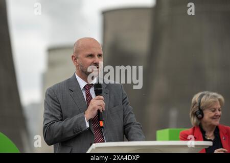 Boxberg, Deutschland. Juni 2024. Jörg Waniek, Mitglied des LEAG-Vorstands, spricht auf einer Bühne am Kraftwerksstandort Boxberg, rechts Elisa Ferreira, EU-Kommissarin für Kohäsion und Reformen. Anlass ist der Besuch von EU-Kommissar Ferreira und Staatsminister Dulig. Sie übergeben Finanzierungsbeschlüsse aus dem EU-Fonds für einen gerechten Übergang für die Entwicklung einer regionalen Wasserstoffwirtschaft und einer nachhaltigen Energieversorgung. Quelle: Paul Glaser/dpa/Alamy Live News Stockfoto