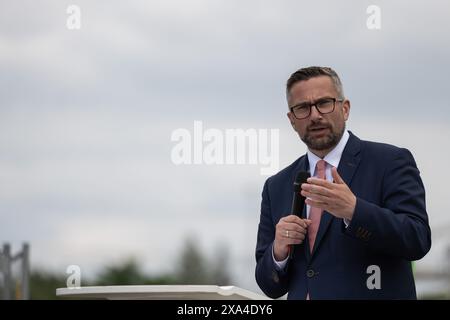 Boxberg, Deutschland. Juni 2024. Martin Dulig (SPD), Staatsminister für Wirtschaft, Arbeit und Verkehr des Freistaates Sachsen, spricht auf einer Bühne am Kraftwerksstandort Boxberg. Anlass ist der Besuch von EU-Kommissar Ferreira und Staatsminister Dulig. Sie werden Finanzierungsbeschlüsse aus dem EU-Fonds für einen gerechten Übergang zur Entwicklung einer regionalen Wasserstoffwirtschaft und einer nachhaltigen Energieversorgung vorlegen. Quelle: Paul Glaser/dpa/Alamy Live News Stockfoto