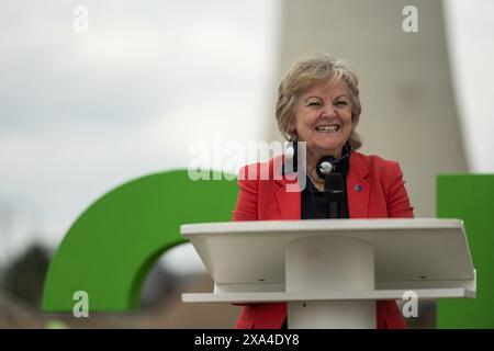 Boxberg, Deutschland. Juni 2024. ELISA Ferreira, EU-Kommissarin für Kohäsion und Reformen, spricht auf einer Bühne im Kraftwerk Boxberg. Anlass ist der Besuch von EU-Kommissar Ferreira und Staatsminister Dulig. Sie präsentieren Finanzierungsbeschlüsse aus dem EU-Fonds für einen gerechten Übergang zur Entwicklung einer regionalen Wasserstoffwirtschaft und einer nachhaltigen Energieversorgung. Quelle: Paul Glaser/dpa/Alamy Live News Stockfoto