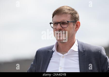 Boxberg, Deutschland. Juni 2024. Matthias Ecke, Mitglied des Europäischen Parlaments, steht auf einer Bühne auf dem Gelände des Kraftwerks Boxberg. Anlass ist der Besuch von EU-Kommissar Ferreira und Staatsminister Dulig. Sie übergeben Finanzierungsbeschlüsse aus dem EU-Fonds für einen gerechten Übergang für die Entwicklung einer regionalen Wasserstoffwirtschaft und einer nachhaltigen Energieversorgung. Quelle: Paul Glaser/dpa/Alamy Live News Stockfoto