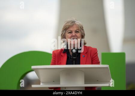 Boxberg, Deutschland. Juni 2024. ELISA Ferreira, EU-Kommissarin für Kohäsion und Reformen, spricht auf einer Bühne im Kraftwerk Boxberg. Anlass ist der Besuch von EU-Kommissar Ferreira und Staatsminister Dulig. Sie präsentieren Finanzierungsbeschlüsse aus dem EU-Fonds für einen gerechten Übergang zur Entwicklung einer regionalen Wasserstoffwirtschaft und einer nachhaltigen Energieversorgung. Quelle: Paul Glaser/dpa/Alamy Live News Stockfoto