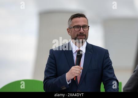 Boxberg, Deutschland. Juni 2024. Martin Dulig (SPD), Staatsminister für Wirtschaft, Arbeit und Verkehr des Freistaates Sachsen, spricht auf einer Bühne am Kraftwerksstandort Boxberg. Anlass ist der Besuch von EU-Kommissar Ferreira und Staatsminister Dulig. Sie werden Finanzierungsbeschlüsse aus dem EU-Fonds für einen gerechten Übergang zur Entwicklung einer regionalen Wasserstoffwirtschaft und einer nachhaltigen Energieversorgung vorlegen. Quelle: Paul Glaser/dpa/Alamy Live News Stockfoto