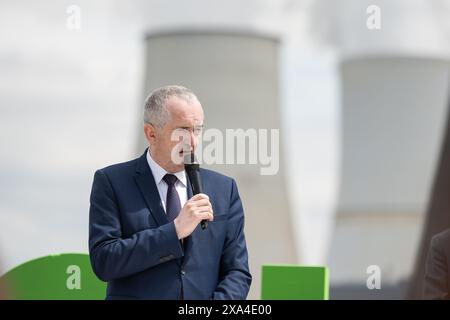 Boxberg, Deutschland. Juni 2024. Thomas Schmidt (CDU), Staatsminister für Regionalentwicklung des Freistaates Sachsen, spricht auf einer Bühne auf dem Gelände des Kraftwerks Boxberg. Anlass ist der Besuch von EU-Kommissar Ferreira und Staatsminister Dulig. Sie werden Finanzierungsbeschlüsse aus dem EU-Fonds für einen gerechten Übergang zur Entwicklung einer regionalen Wasserstoffwirtschaft und einer nachhaltigen Energieversorgung vorlegen. Quelle: Paul Glaser/dpa/Alamy Live News Stockfoto