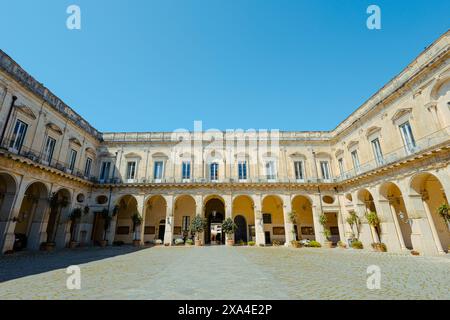 Palazzo della Provincia (Palast der Provinz) - Palazzo dei Celestini (Palast der Celestinen) in der alten Barockstadt. Region Apulien. Blick auf den Innenhof Stockfoto