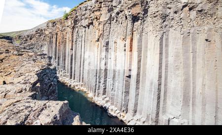 Blick auf die typische Naturlandschaft Islands. Studlagil Canyon. Eine der malerischsten Sehenswürdigkeiten in Island. Legendärer Ort für Landschaftsaufnahmen Stockfoto