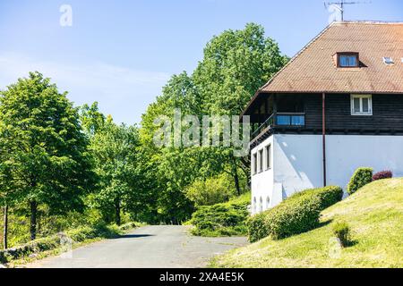 Alte Villa über dem alten Dorf Kumrovec, kleine Stadt im Norden kroatiens, Heimat von Josip Broz Tito. Sonnige Lage im späten Frühling Stockfoto