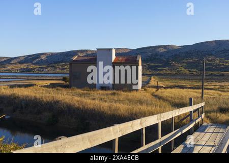 Panoramafoto einer historischen Salzfabrik an der Adria auf der Insel Pag in Kroatien Stockfoto