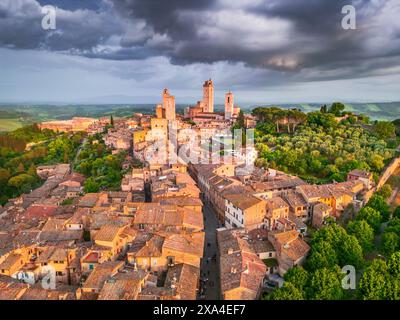 San Gimignano, Toskana. Blick aus der Vogelperspektive auf die berühmte mittelalterliche Bergstadt mit ihrer Skyline aus mittelalterlichen Türmen, einschließlich des Torre Grossa aus Stein. UNESCO World H Stockfoto