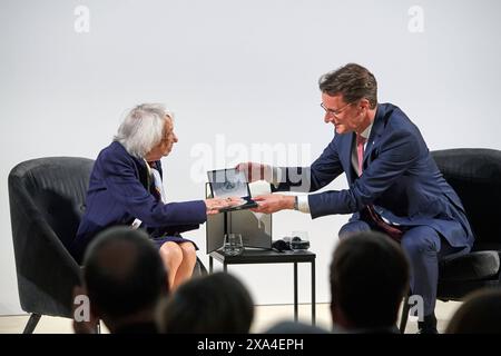 Die Zeitzeugin und Holocaust-Ueberlebende Margot Friedlaender Friedländer, im Foto links wird im Bode-Museum in Berlin mit der Mevluede Mevlüde-Genc-Medaille des Landes Nordrhein-Westfalen ausgezeichnet Foto vom 04.06.2024. Ministerpraesident Hendrik Wuest im Foto rechts ehrte sie für ihre besonderen Verdienste im Kampf gegen Rassismus, Rechtsextremismus und Antisemitismus. Seit Ihrer dauerhaften Rueckkehr nach Deutschland im Jahr 2010 hat die heute 102-jaehrige Margot Friedlaender auf vielfaeltige Weise und mit grossem Engagement an die Verbrechen des Nationalsozialismus erinnert. Die Namen Stockfoto