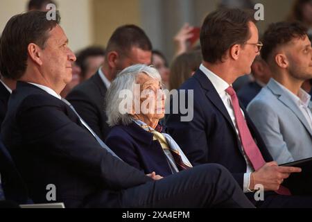 Die Zeitzeugin und Holocaust-Ueberlebende Margot Friedlaender Friedländer, 2.l. Wird im Bode-Museum in Berlin mit der Mevluede Mevlüde-Genc-Medaille des Landes Nordrhein-Westfalen ausgezeichnet Foto vom 04.06.2024. Ministerpraesident Hendrik Wuest ehrte sie für ihre besonderen Verdienste im Kampf gegen Rassismus, Rechtsextremismus und Antisemitismus. Seit Ihrer dauerhaften Rueckkehr nach Deutschland im Jahr 2010 hat die heute 102-jaehrige Margot Friedlaender auf vielfaeltige Weise und mit grossem Engagement an die Verbrechen des Nationalsozialismus erinnert. Die Namensgeberin der Medallie, ich Stockfoto